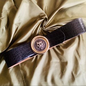 CARLISLE Lion Buckle and Leather Belt